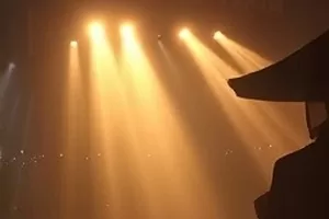 《经纬之间》封面，铺开的测绘图纸与钢笔