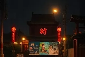 《小满的夏天》封面，夏日午后树下摆着的一张小桌