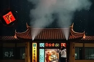 《爷爷的放映机》封面，老式放映机与手摇胶片盘